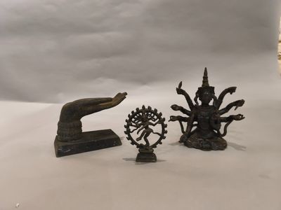deux figurines en bronze représentant un serpent et un oiseau sur fond blanc