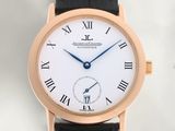 une image d'un gros plan d'une montre-bracelet avec des chiffres romains