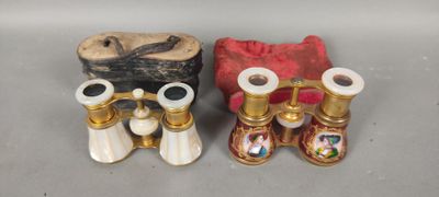 deux paires de vases dorés et blancs ornés de motifs