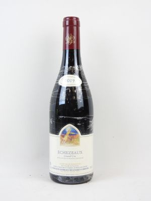une bouteille de vin posée sur une table