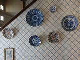 Il y a de nombreuses assiettes accrochées au mur dans cette pièce.