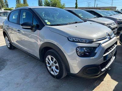 une Citroën argentée garée sur un parking à côté d'autres voitures