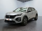 un SUV argenté garé dans une pièce blanche au sol noir