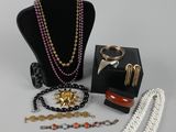 un assortiment de bijoux comprenant des colliers, des bracelets et des bagues