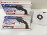 deux boîtes de revolvers posées l'une à côté de l'autre sur une table