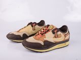 La Nike Air Max est une basket beige, marron et orange