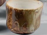 trois tasses posées sur une table