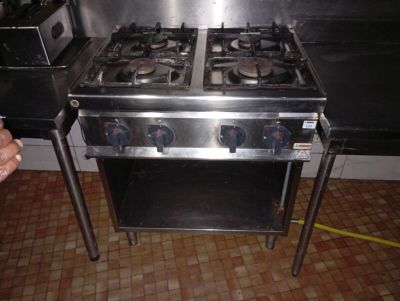 une cuisinière à deux feux dans une cuisine