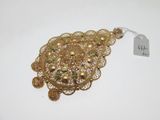 une photo d'une broche en or ornée de perles et de perles de verre
