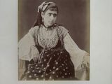 une vieille photo en noir et blanc d'une femme en robe