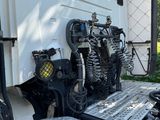 un camion blanc à plateau et un plateau