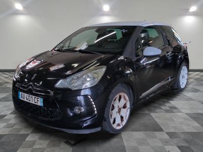 la photo d'une petite voiture noire garée dans un garage