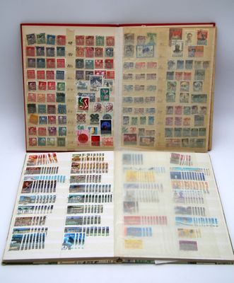 un livre ouvert avec des timbres sur une table