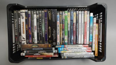une boîte en plastique noire contenant tout un tas de DVD
