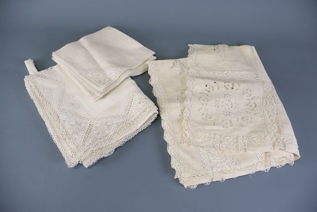 Service de table brodée et ajourée comprenant : 1 nappe et 6 serv...