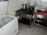 une petite cuisine équipée d'une cuisinière, d'un réfrigérateur et d'un congélateur