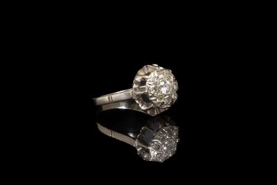 gros plan d'une bague en diamant sur une surface noire