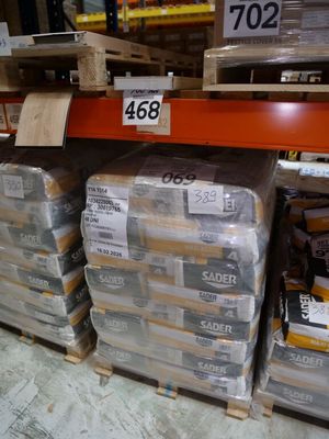 de nombreux paquets de nourriture sur les rayons du magasin
