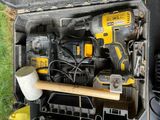 une boîte à outils contenant des outils, posée sur l'herbe