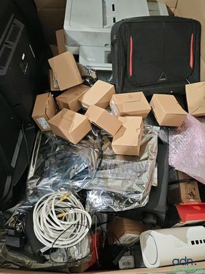 une boîte remplie de bagages et d'autres objets qui s'y trouvent