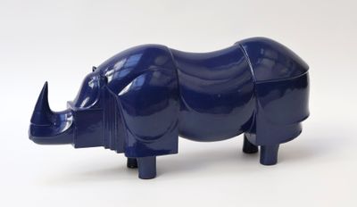 une figurine de rhinocéros bleu sur fond blanc