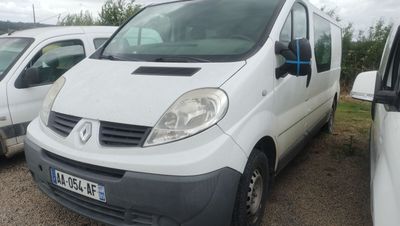 une camionnette blanche garée dans un parking