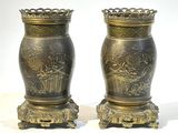 deux vases posés côte à côte sur une table