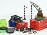 de nombreux types de jouets différents posés sur la table