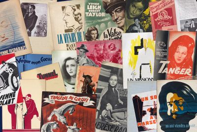 de nombreuses affiches différentes sur le mur de cette pièce