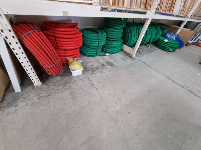 de nombreux tuyaux de différentes couleurs sur les étagères du garage