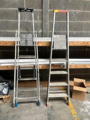 deux échelles placées l'une à côté de l'autre