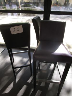 deux chaises placées l'une à côté de l'autre devant une fenêtre