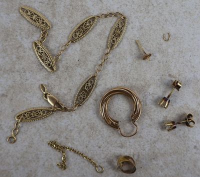 beaucoup de bijoux posés à même le sol