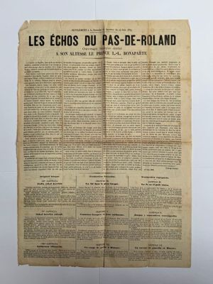 un vieux journal sur lequel figure une image en noir et blanc