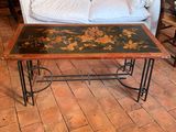 une table basse ornée d'un motif floral