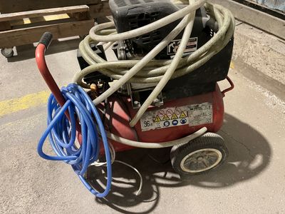 un compresseur QUARTZ année 2018 capacité 24 litres.