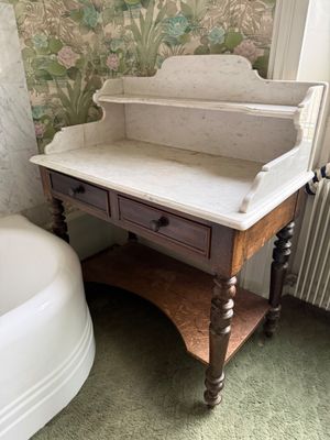 une baignoire et un lavabo dans une petite pièce