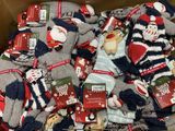 une boîte remplie de chaussettes et d'autres articles à vendre