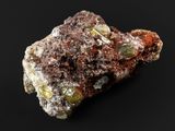 gros plan d'un morceau de roche sur une surface noire