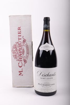 une bouteille de vin posée à côté d'une boîte