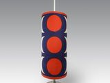 un abat-jour rouge et bleu orné d'un motif à pois