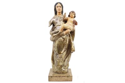 statue en bois représentant une femme tenant un bébé et un enfant dans ses bras