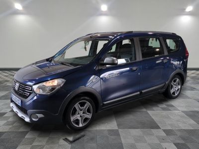 la photo d'une voiture bleue garée dans un garage