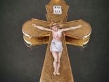 une croix en or surmontée d'un crucifix