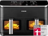 un gros plan d'une friteuse à air chaud noire et argentée contenant des aliments