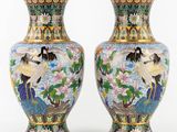 paire de vases orientaux ornés de grues et de fleurs sur fond blanc