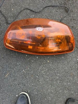 un feu arrière de voiture posé par terre à côté d'une paire de chaussures