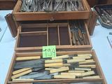 de nombreux types de couteaux et de cuillères dans une boîte en bois