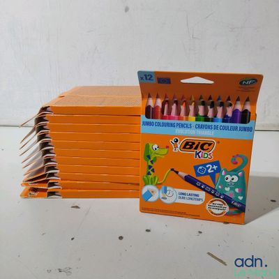 une boîte de crayons de couleur posée sur une table