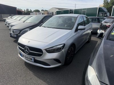 Une Mercedes CLA garée sur un parking, avec d'autres voitures en arrière-plan